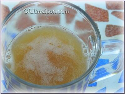 Bulles dans un verre de bire de gingembre fait maison  la levure