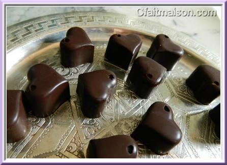 Coeurs en chocolat cru fait maison.