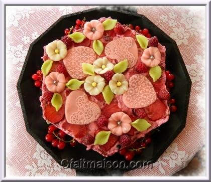 Dentelles en pte d'amandes sur gteau aux fruits rouges.