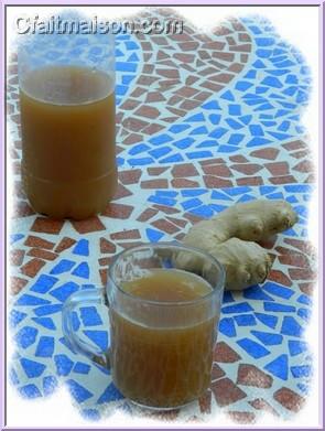 Bouteille et verre de bire de gingembre faite maison