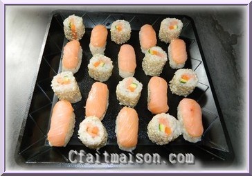 Nigiris et makis préparés avec le Sushi Party de Tupperware