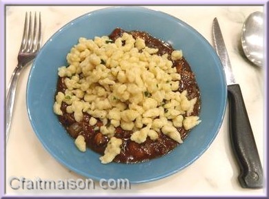 Sptzle maison sur une sauce aux champignons au vin