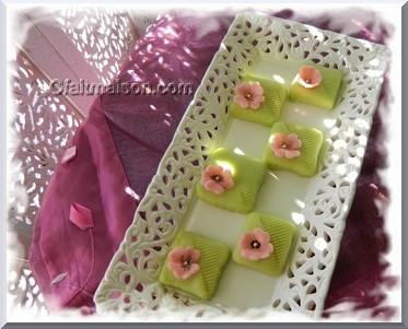 Petits fours sans cuisson recouverts de pte d'amandes dcors de fleurs en pte d'amandes.