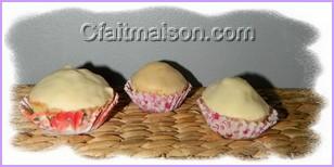 Cupcakes avec couverture de chocolat blanc.