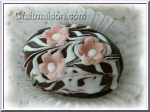 El mefechche, le gt, un petit four dcor d'une couverture de chocolat et de petites fleurs en pte  sucre.