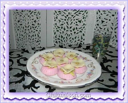 Biscuits roses ronds glacs dcors d'une fleur en pte d'amandes.
