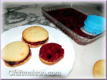 Whoopies garnis une rondelle d'agar-agar de fruits rouges.