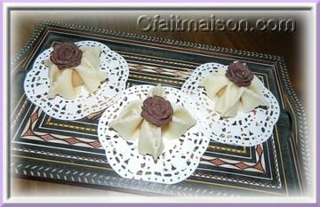 Yasmina, ptisseries  la pte d'amandes dcores d'une rose en pte  chocolat.