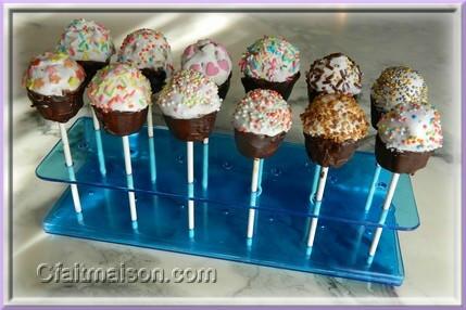 Douze cupcake pops..