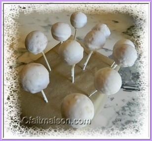 Cake pops avec glaage blanc.