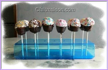 Cake pops dcors sur prsentoire.