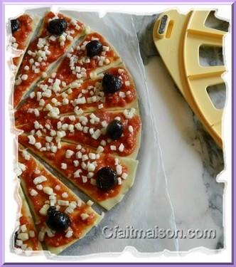 Petites pizzas dcoupes au croissantier.