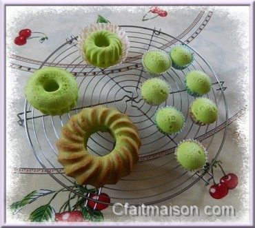 Pandan cakes cuit  la vapeur et le plus gros cuit au four.