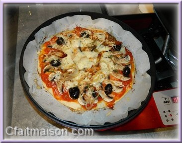 Pizza aux champignons cuite à la Tarte Révolution 3D.