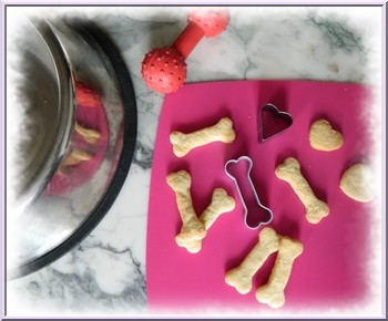 Biscuits pour chiens faits maison avec emporte-pices os et coeur.