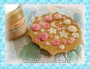 Cr�er, fa�onner, modeler des roses et des fleurs comestibles pour la d�coration des g�teaux et des plats.