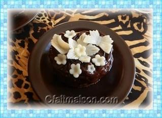 D�cor de g�teau en p�te � chocolat blanc