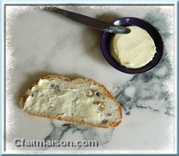 Tartine beurrée avec du beurre fermenté par du kéfir.