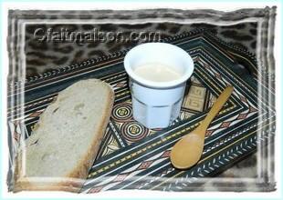 Kéfir de lait filtré et mis en petit pot individuel, aromatisé au café avec un peu de café instantané en poudre.