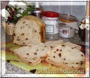 Levain dans son bocal au chaud dans la cuisine et pain au levain