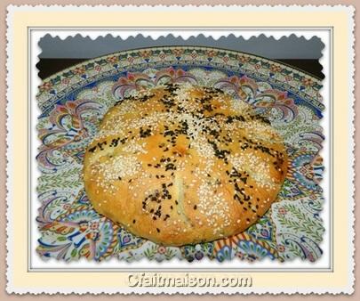 Dessus du pain sans pétrissage khobz eddar décoré.