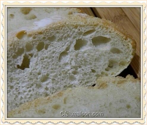 La mie alvole  de la miche selon la recette de base de pain artisanal en 5 minutes par jour.
