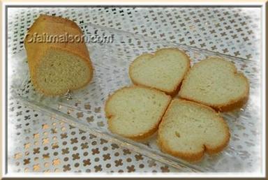 Tranches de pain de mie cuit dans un moule en forme de coeur