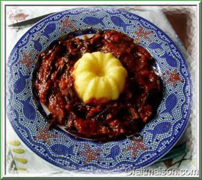 Izikis  la tomate  la polenta.