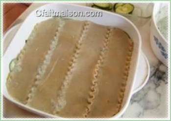 Premire couche de plaques de lasagnes.