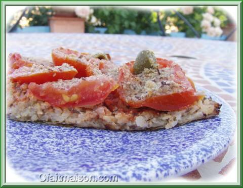 Pizza sur feuilles de riz et riz cuit vue de dessus et dessous.