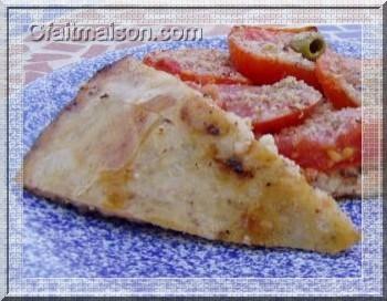 Pizza sur feuilles de riz vue de dessous.