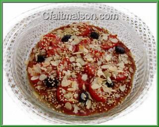 Amandes effiles et quinoa souffl sur la garniture de pizza.