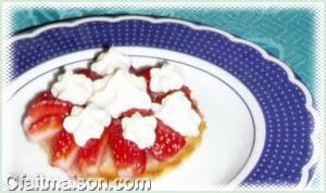 Tartelettes aux fraises garnies de chantilly vgtale.