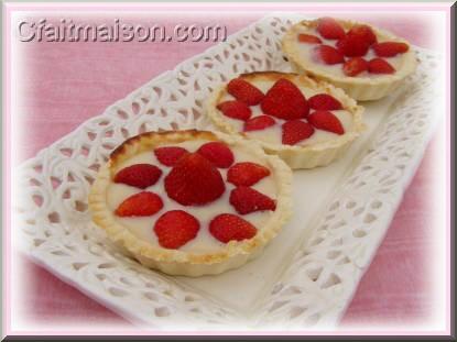 Tartelettes aux fraises avec bords  la crme vanille.