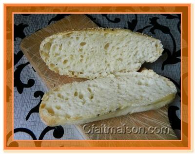 La mie d'un petit pain sans gluten au mix Shär.