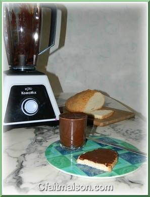 Pte  tartiner au chocolat, amandes et aux pruneaux.