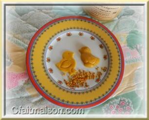 Poussins en pâte au miel pour décors de gâteaux, teintée au pollen.