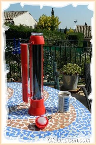 Bouilloire solaire ou chauffe-eau solaire portable et caf instantan.