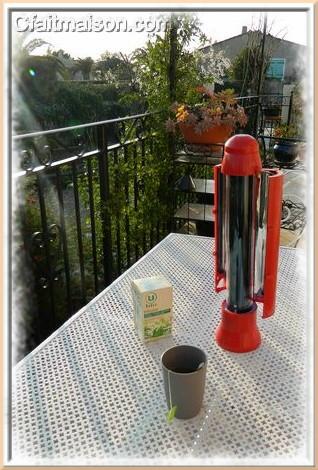 Bouilloire solaire ou chauffe-eau solaire portable et tisane.