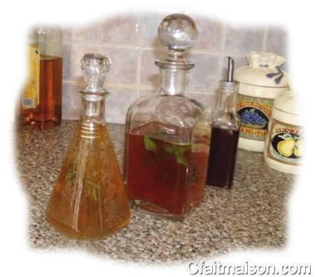 Vinaigres aromatisé : herbes de Provence (flacon de gauche) et menthe (bouteille de droite)